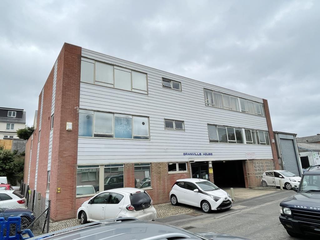 Lot: 82 - SUBSTANTIAL OFFICE BLOCK INVESTMENT WITH FUTURE POTENTIAL FOR DEVELOPMENT -